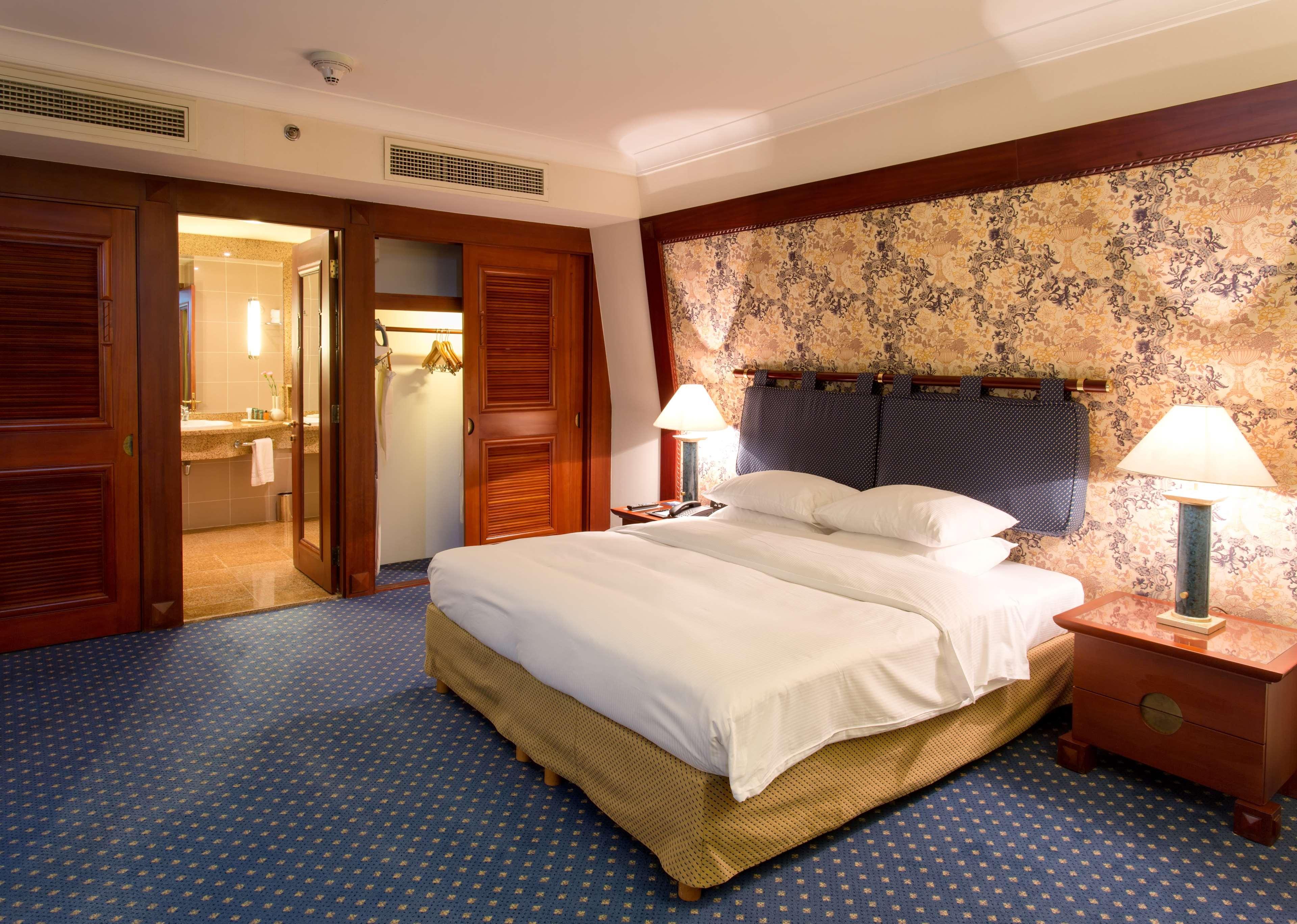 Hilton Hanoi Opera Exterior photo